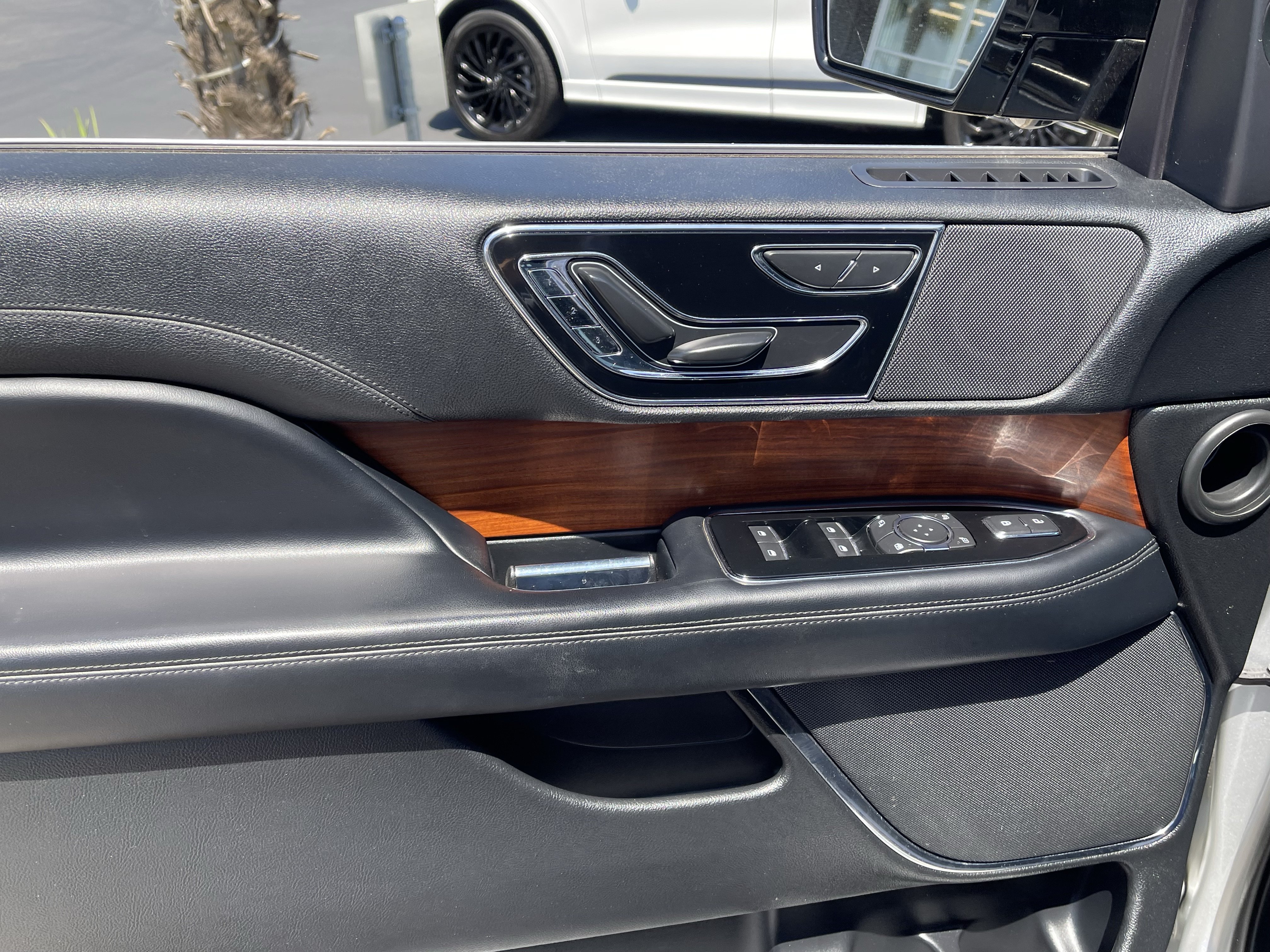 Used 2019 Lincoln Navigator Select AWD/4WD image 15