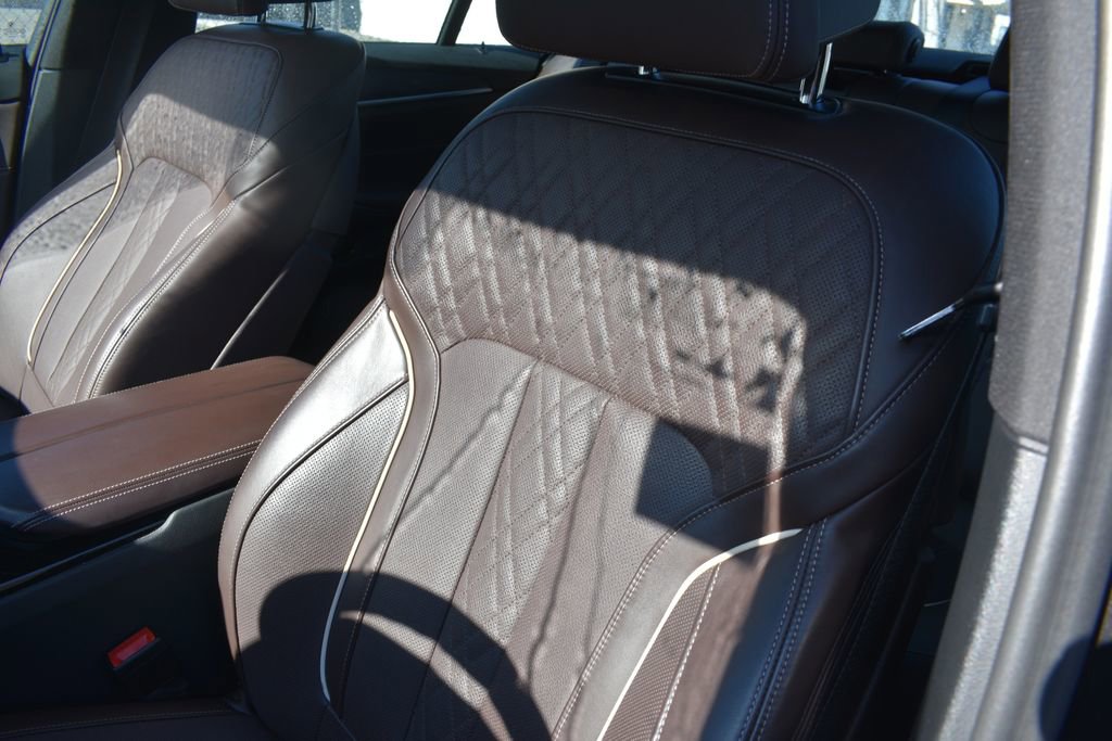 Used 2023 BMW 530e xDrive w/ Premium Package image 11