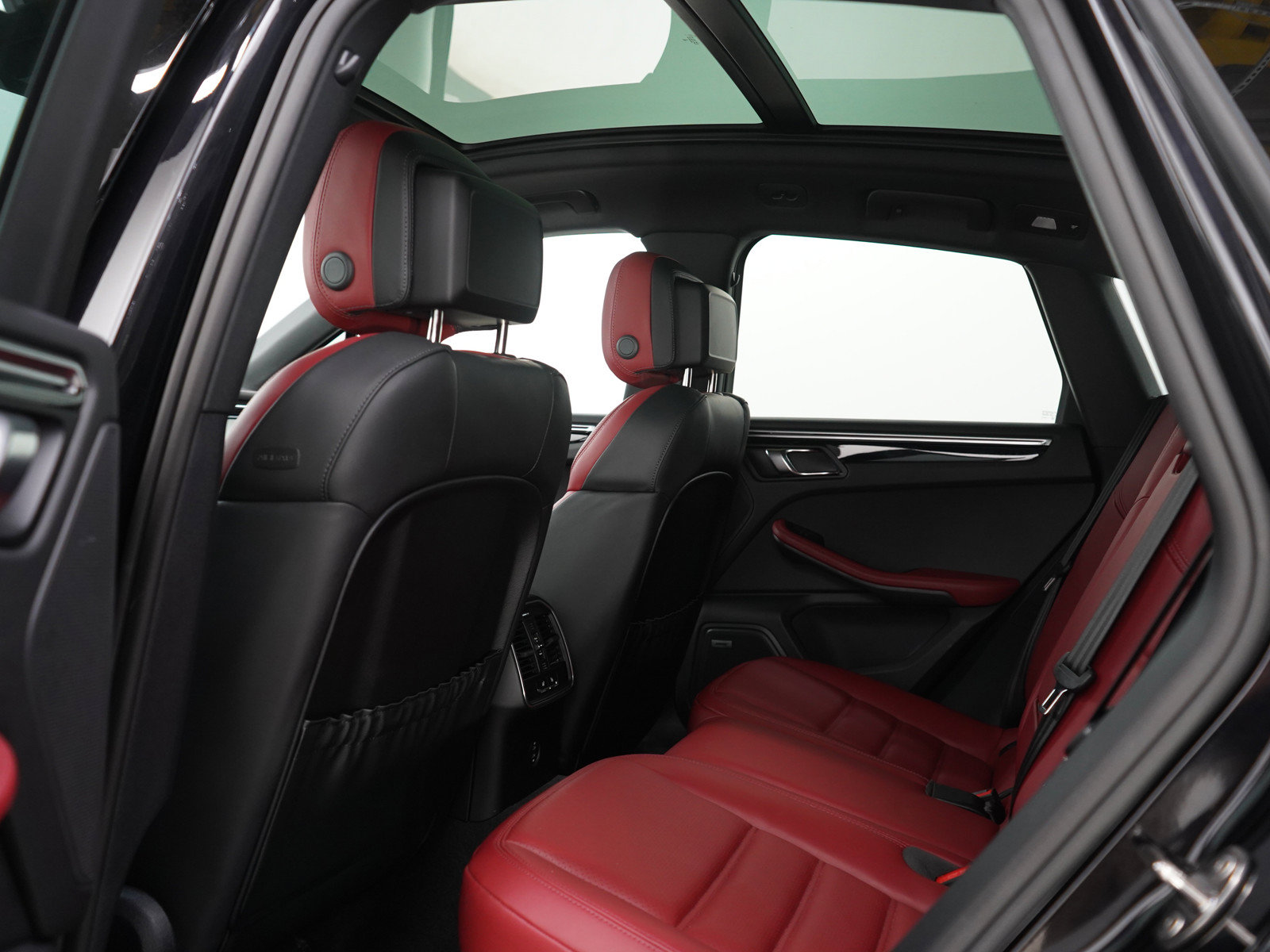Used 2024 Porsche Macan S AWD/4WD image 18