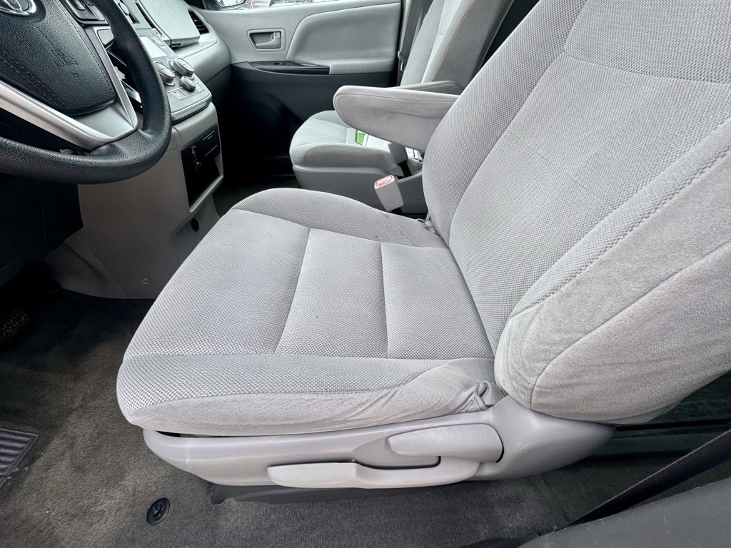 Used 2017 Toyota Sienna L image 22