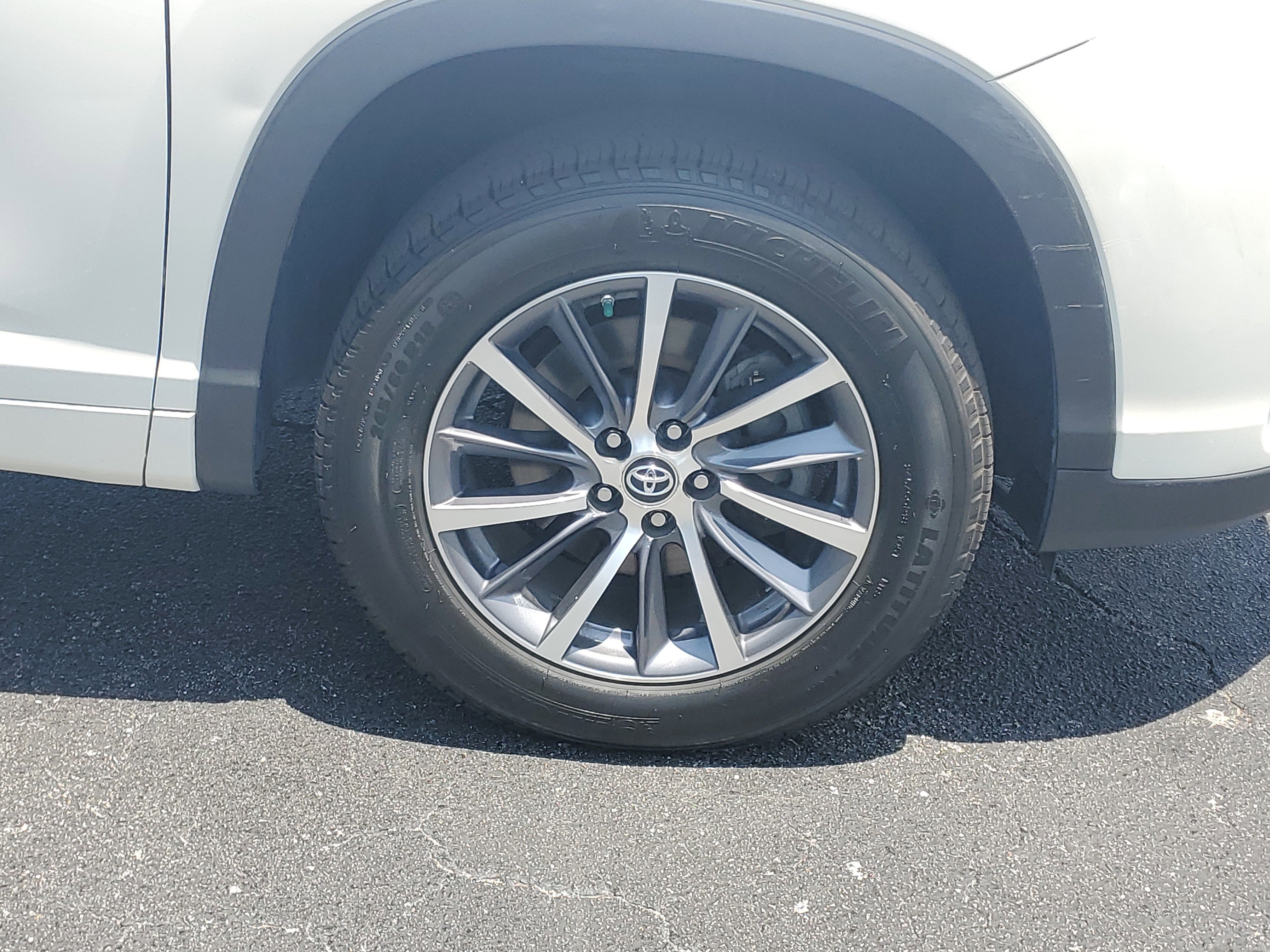 Certified 2017 Toyota Highlander XLE FWD image 7