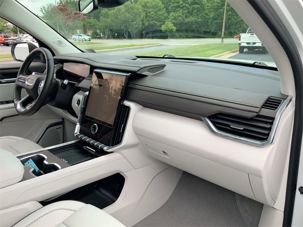 Used 2024 GMC Acadia Denali image 28