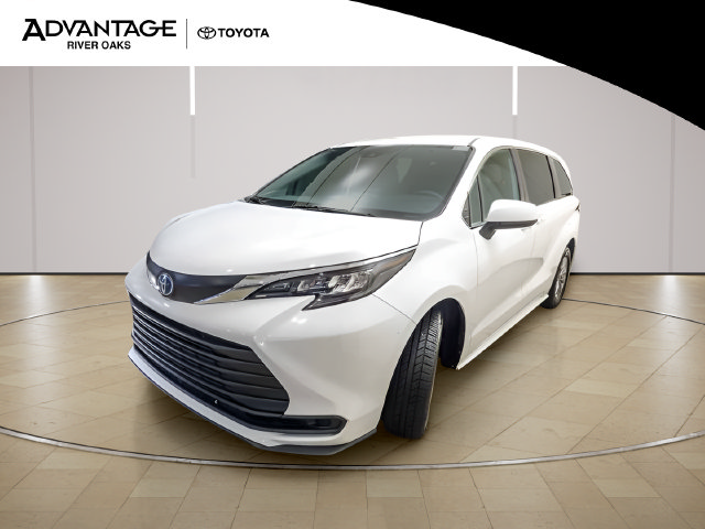 Certified 2025 Toyota Sienna LE FWD image 4