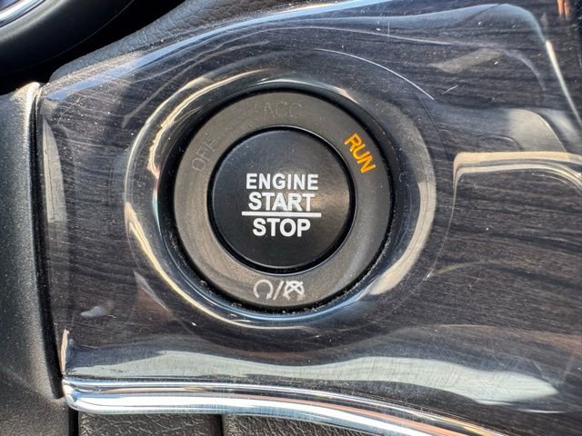 Used 2020 Jeep Grand Cherokee Overland AWD/4WD image 32