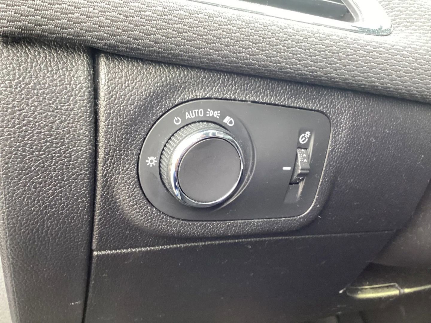 Used 2019 Chevrolet Cruze LT w/ Convenience Package image 32