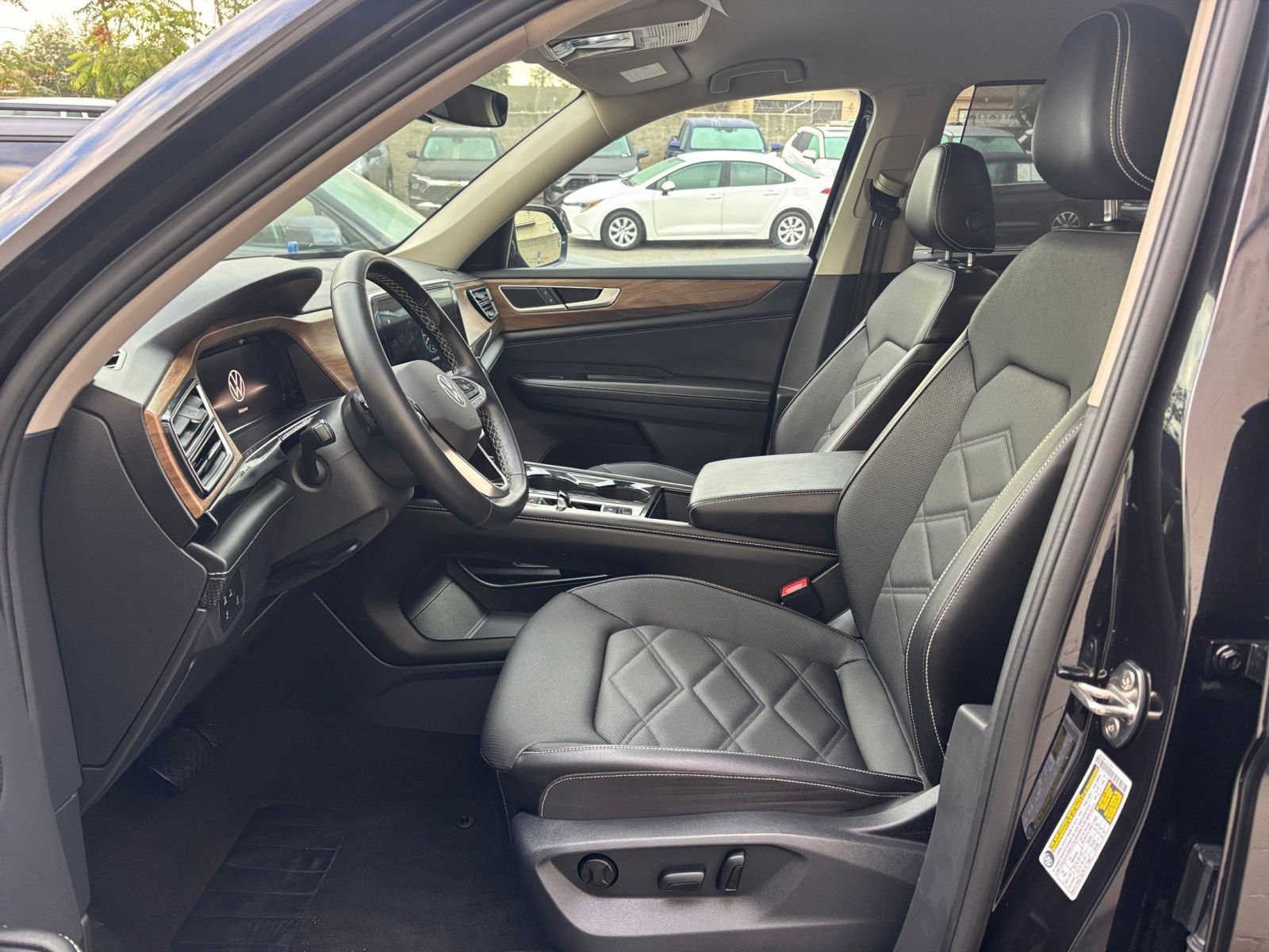 Used 2025 Volkswagen Atlas SE image 28