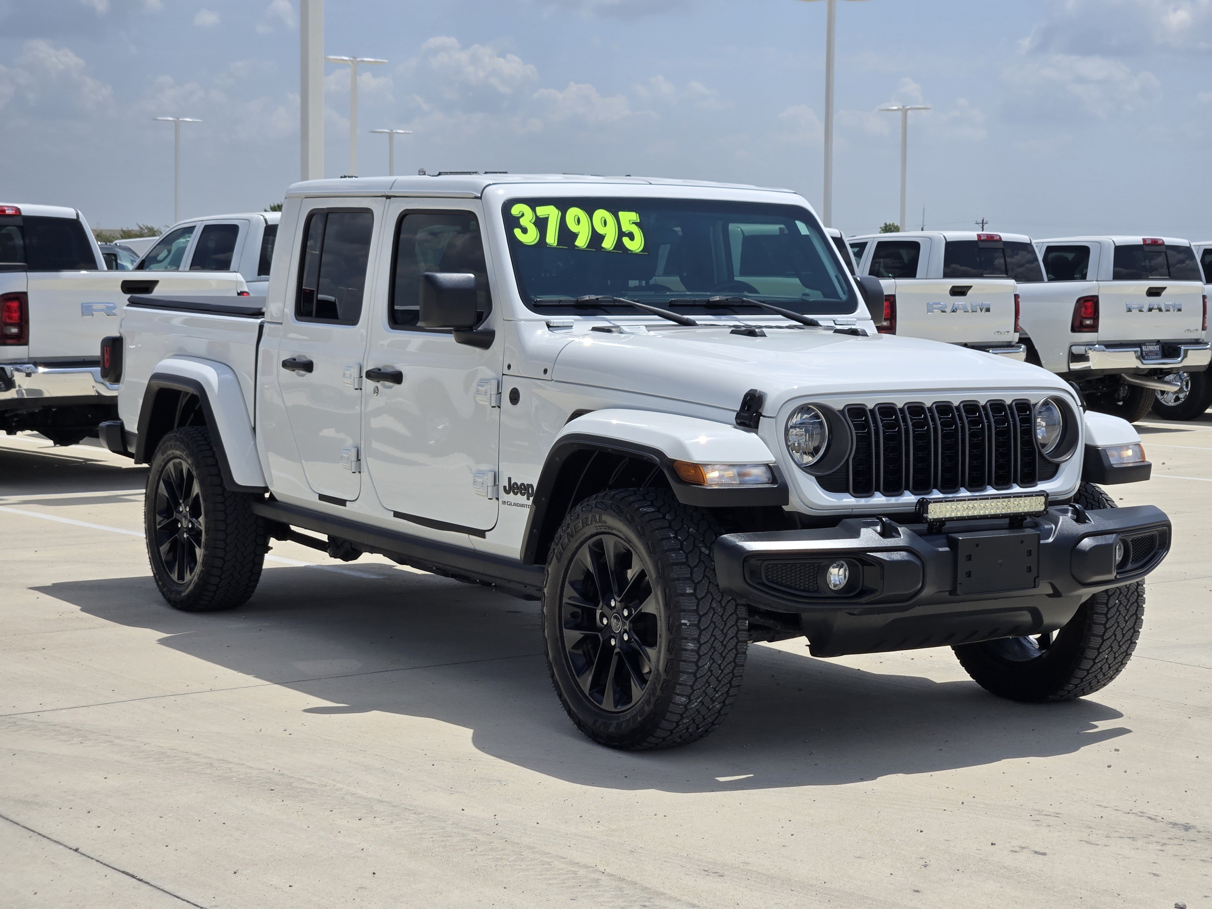 Used 2025 Jeep Gladiator Sport AWD/4WD image 4