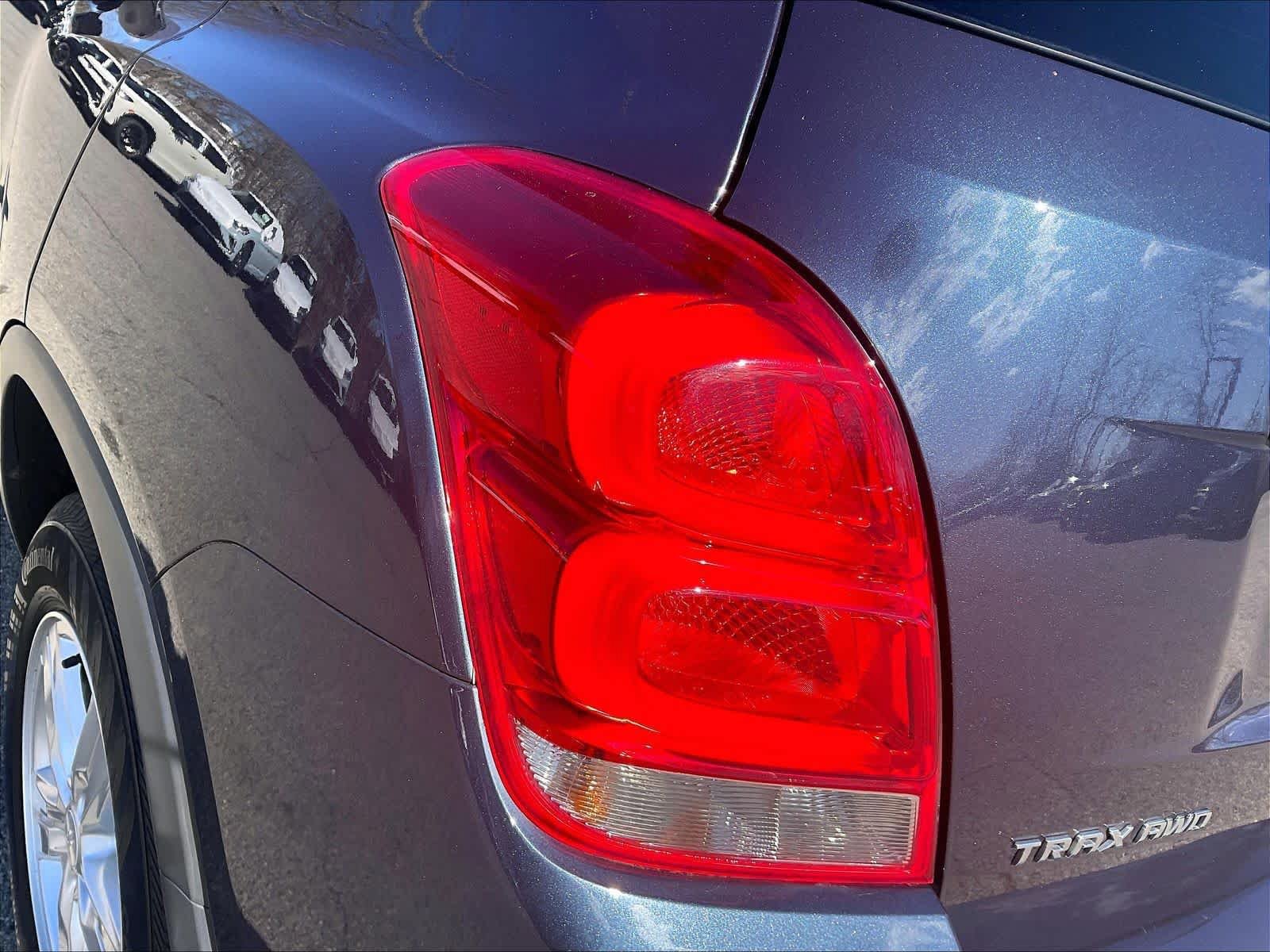 Used 2019 Chevrolet Trax LT w/ Sun & Sound Package image 32