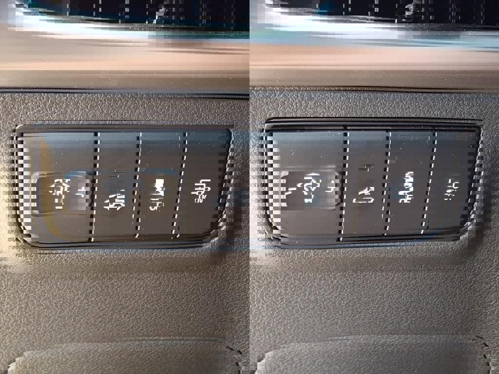 Used 2025 Hyundai Santa Cruz Limited image 18