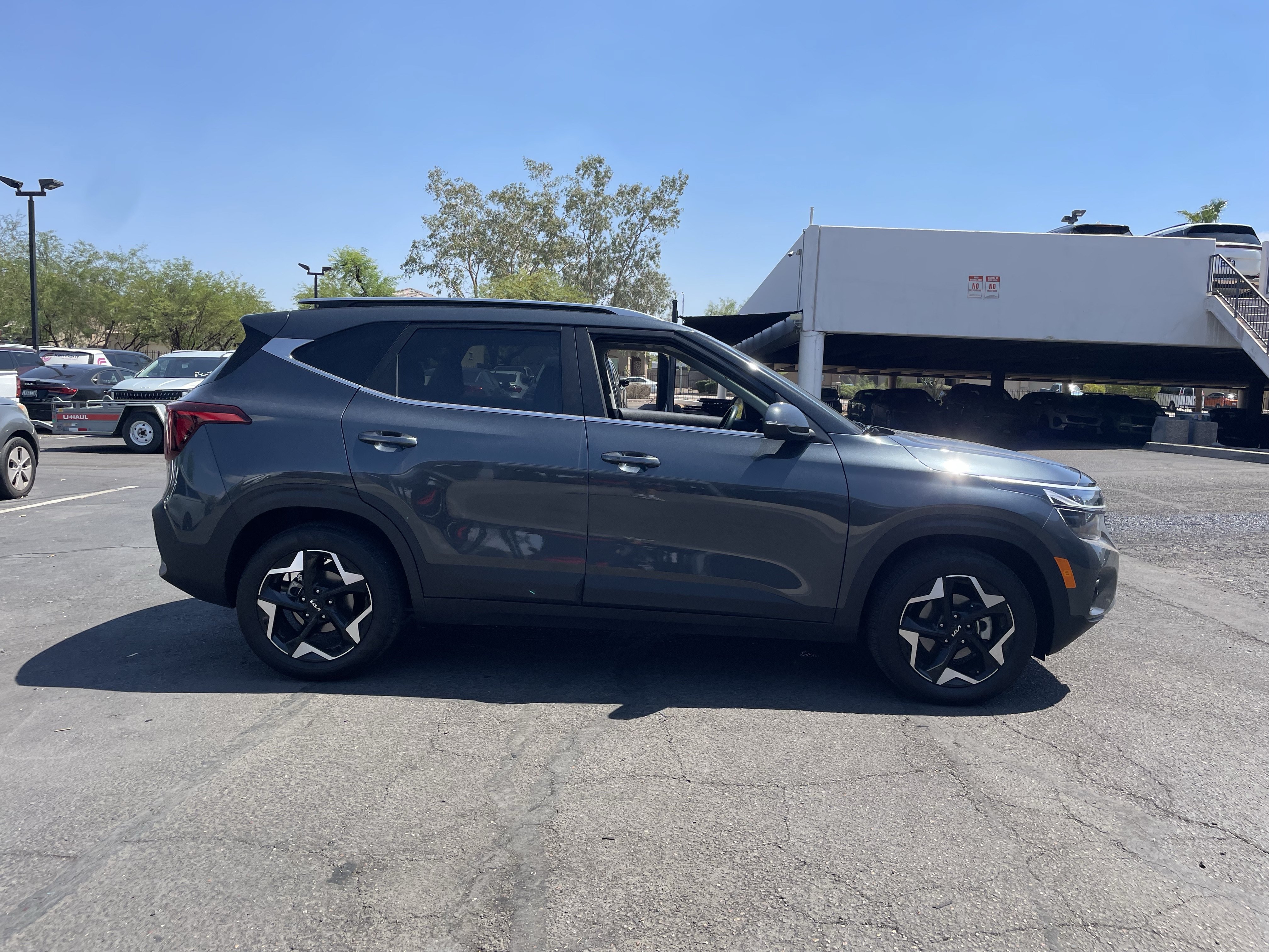 Certified 2025 Kia Seltos EX w/ EX Sunroof Package FWD image 2
