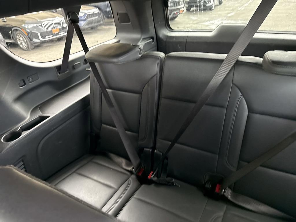 Used 2025 Chevrolet Suburban Z71 image 32