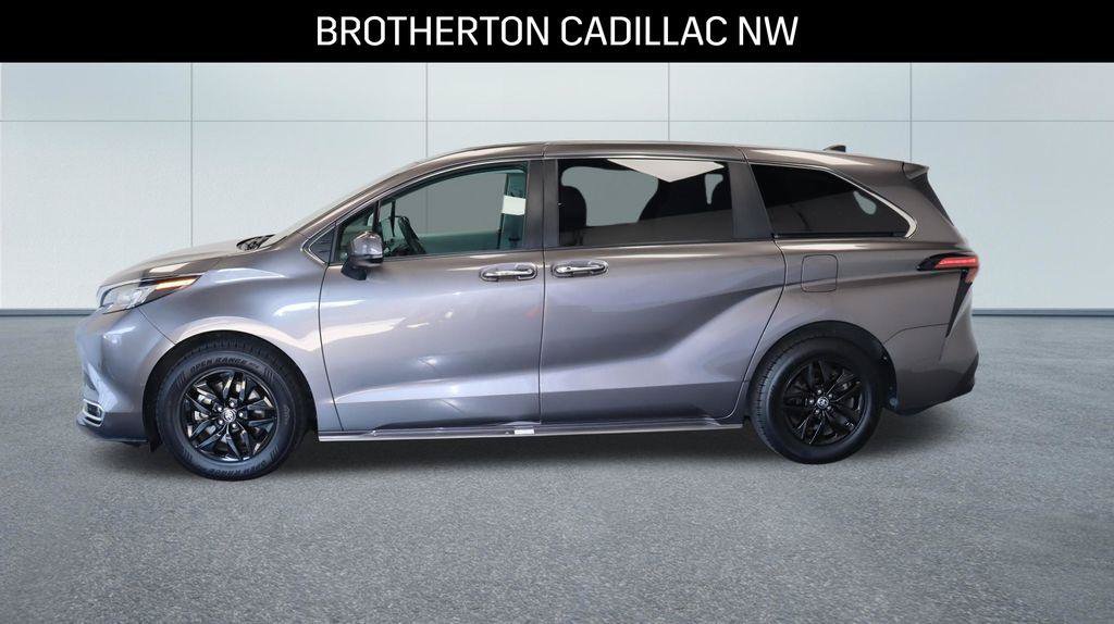 Used 2022 Toyota Sienna XLE AWD/4WD image 2
