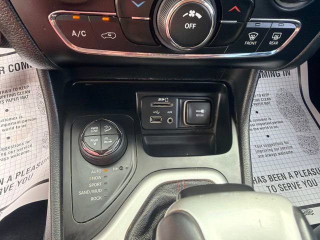 Used 2016 Jeep Cherokee Trailhawk AWD/4WD image 18