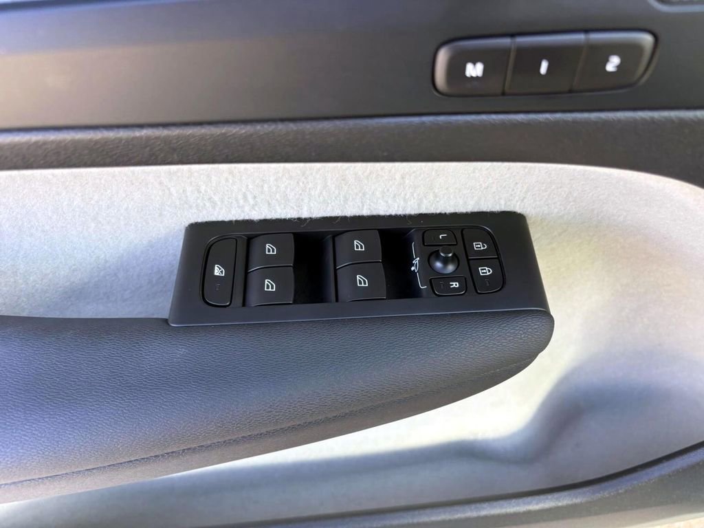 Used 2023 Volvo XC40 B5 Plus w/ Protection Package Premier image 13