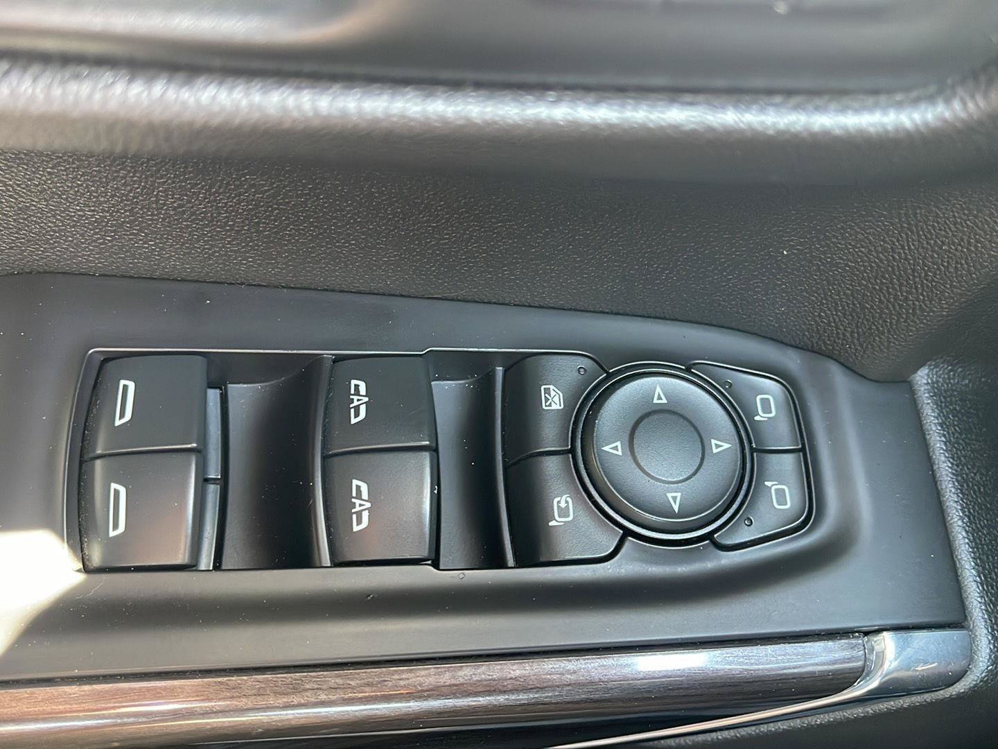 Used 2019 Chevrolet Silverado 1500 LTZ w/ LTZ Premium Package AWD/4WD image 16