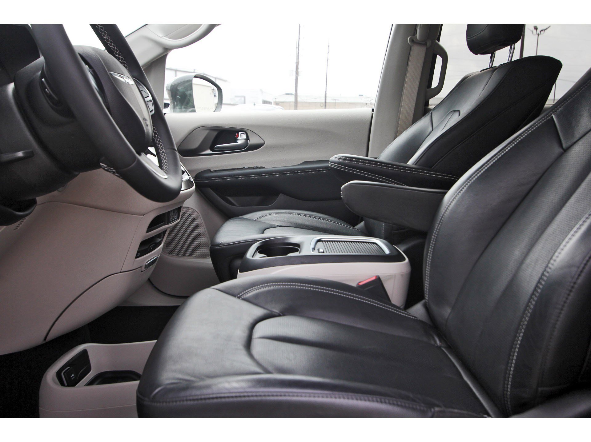 Used 2022 Chrysler Pacifica Touring-L w/ Uconnect Theater Family Group FWD image 31
