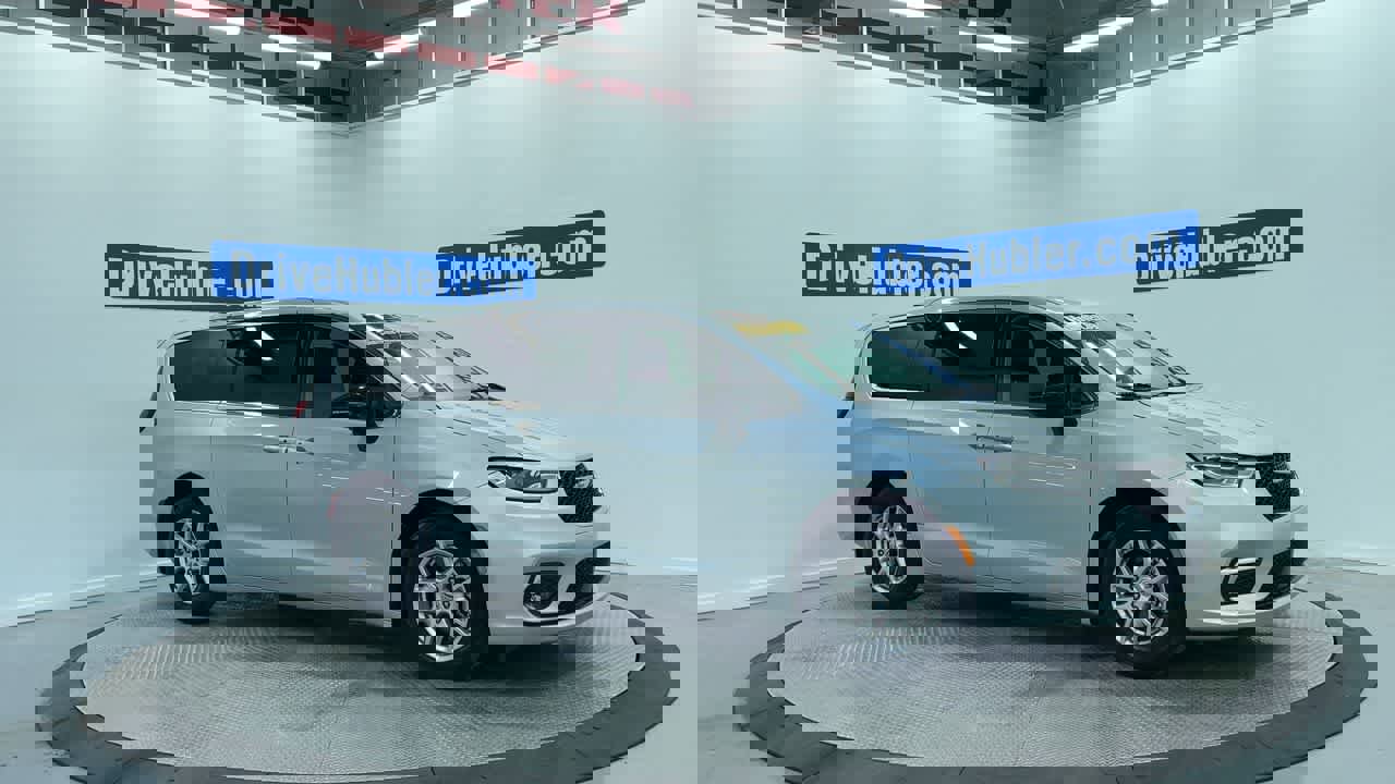 Used 2024 Chrysler Pacifica Touring-L image 5