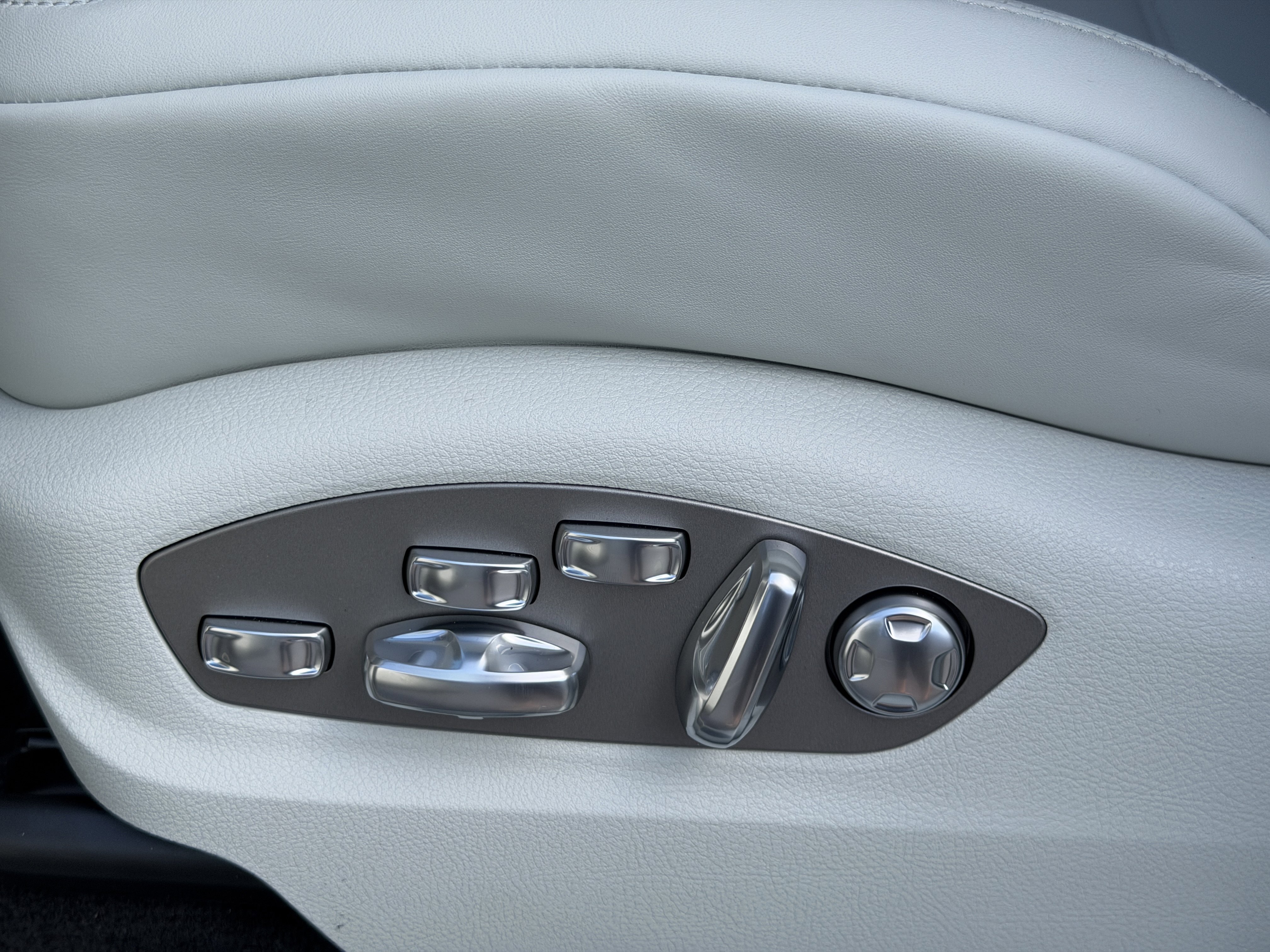 New 2026 Porsche Macan Turbo image 26