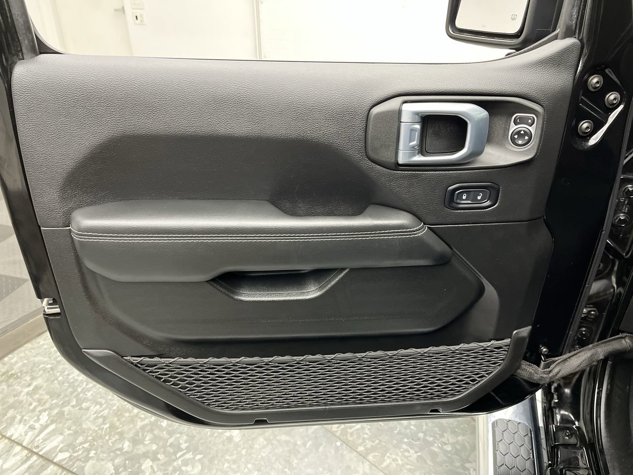Used 2022 Jeep Wrangler Unlimited Sahara w/ Cold Weather Group AWD/4WD image 8