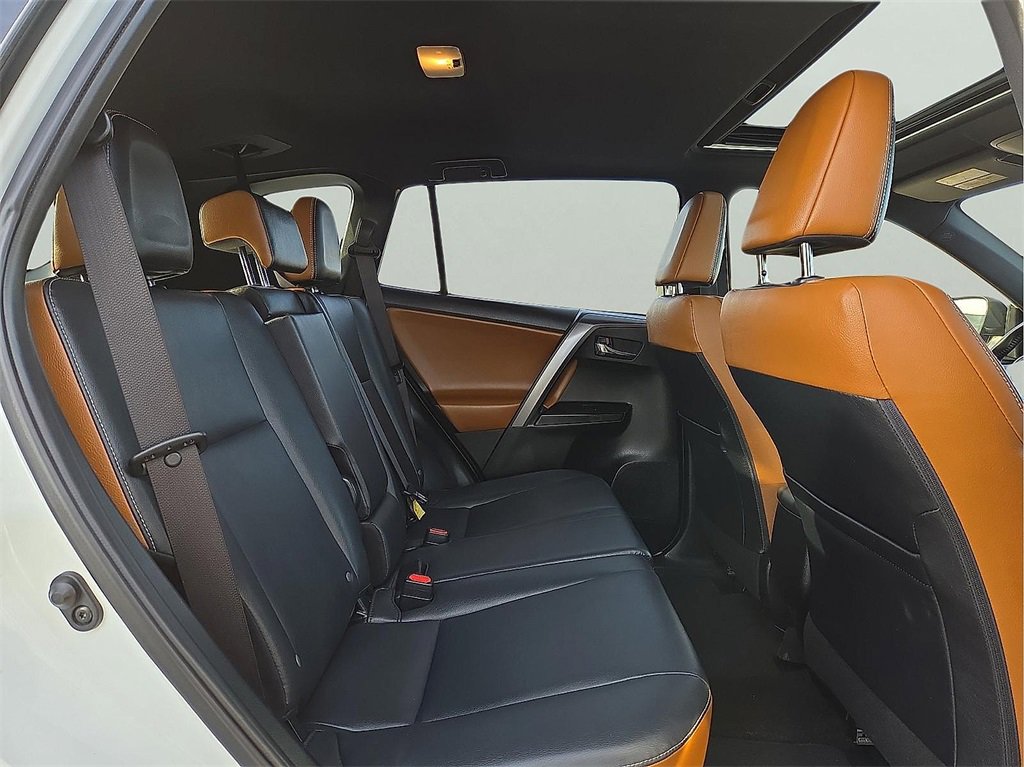 Used 2018 Toyota RAV4 SE image 11