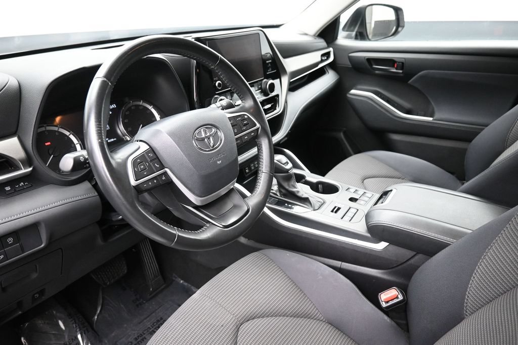 Used 2024 Toyota Highlander LE AWD/4WD image 19