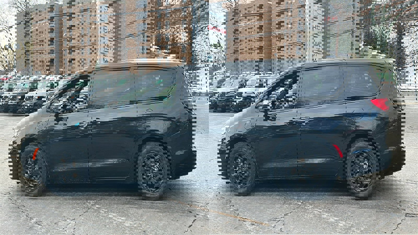 Certified 2022 Chrysler Pacifica Touring-L w/ S Appearance Package image 4