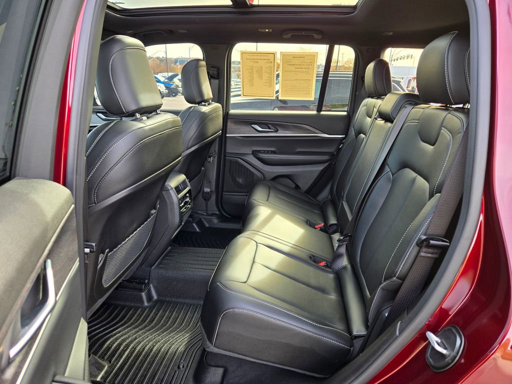 Used 2025 Jeep Grand Cherokee Limited w/ Black Appearance Package image 29