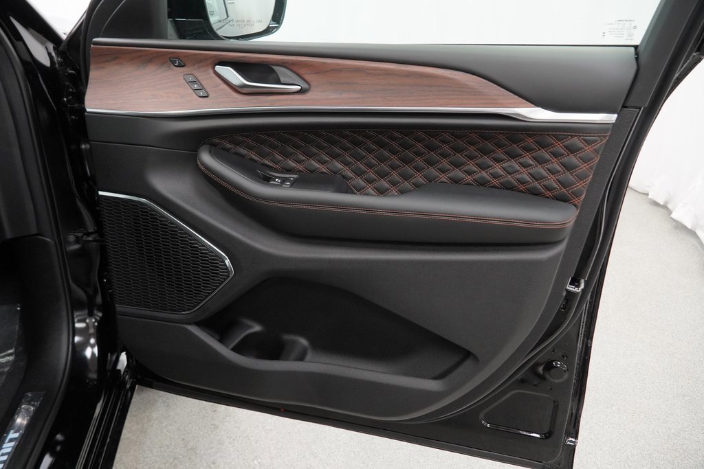 New 2025 Jeep Grand Cherokee Summit w/ Obsidian Package image 33