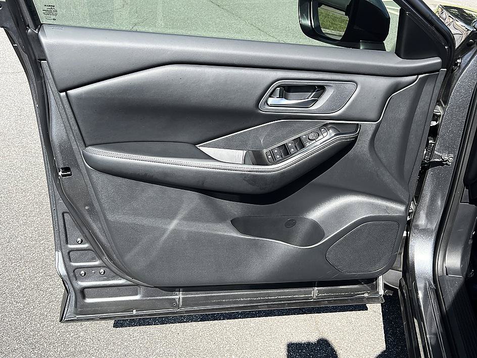 Certified 2025 Nissan Rogue SV FWD image 19