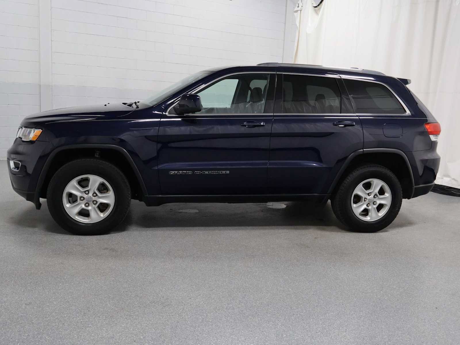 Used 2017 Jeep Grand Cherokee Laredo w/ Quick Order Package 23E AWD/4WD image 2