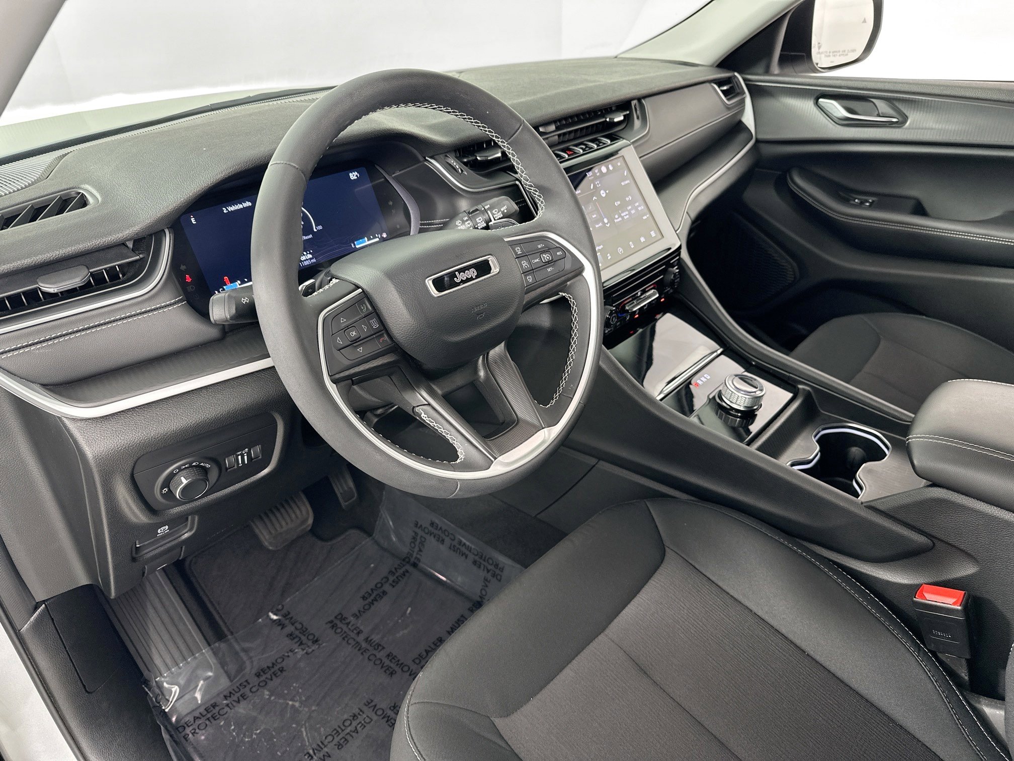 Used 2024 Jeep Grand Cherokee Laredo X image 9