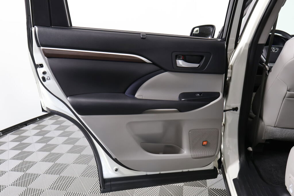 Used 2015 Toyota Highlander Limited image 17