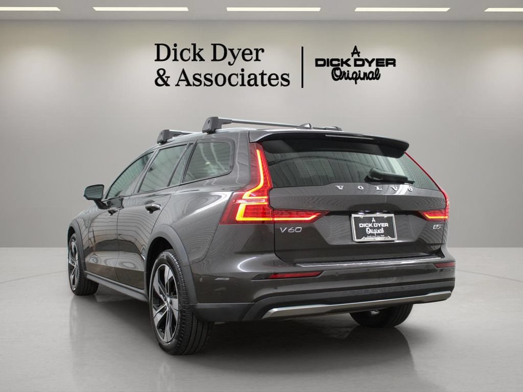 Certified 2023 Volvo V60 B5 Cross Country Plus w/ Climate Package AWD/4WD image 9