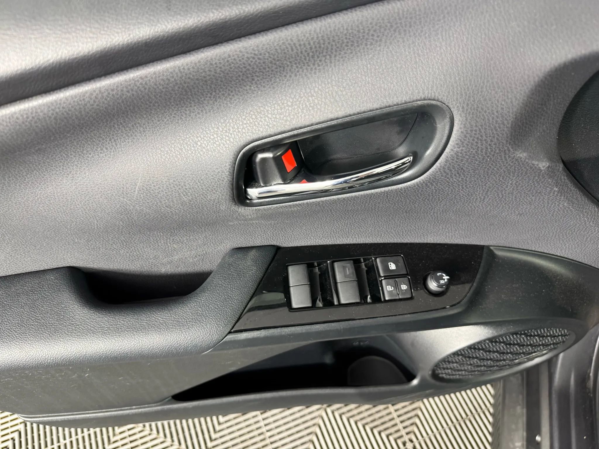 Used 2022 Toyota Prius Prime LE FWD image 37