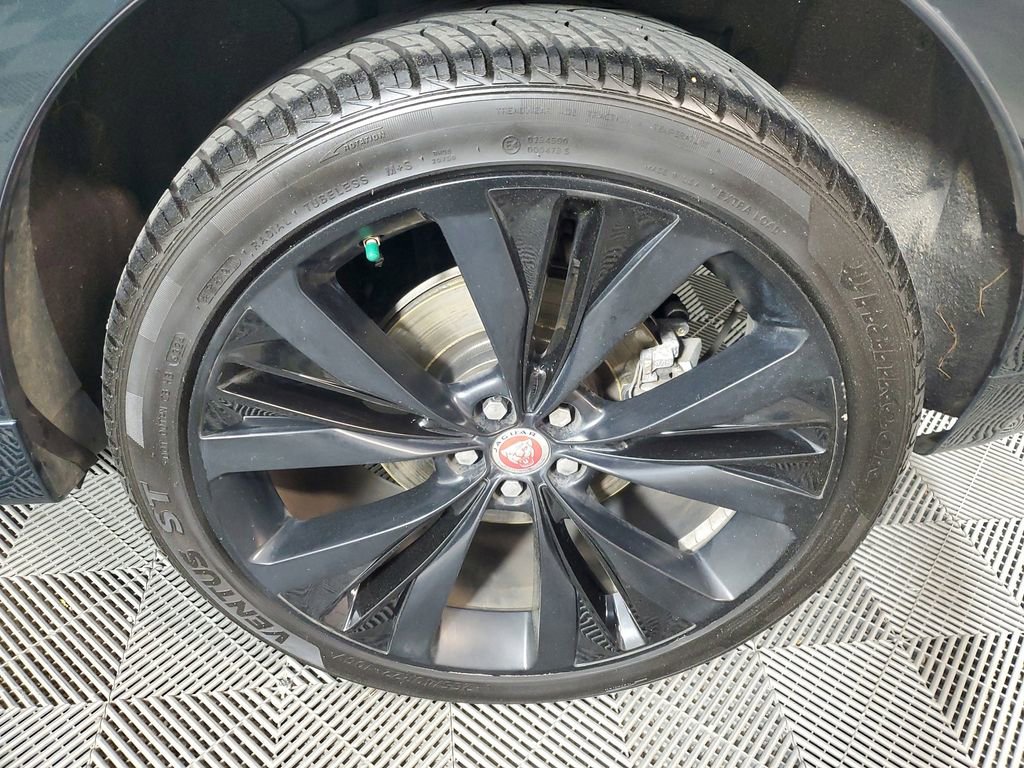 Used 2018 Jaguar F-PACE R-Sport image 11