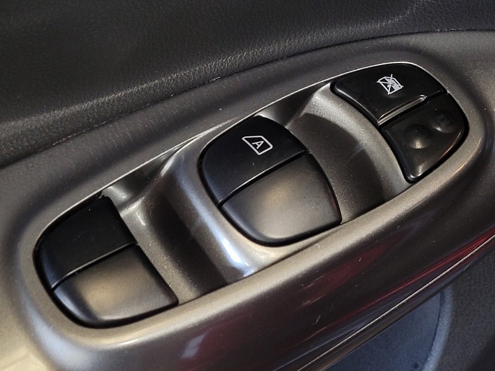 Used 2015 Nissan Juke S FWD image 27