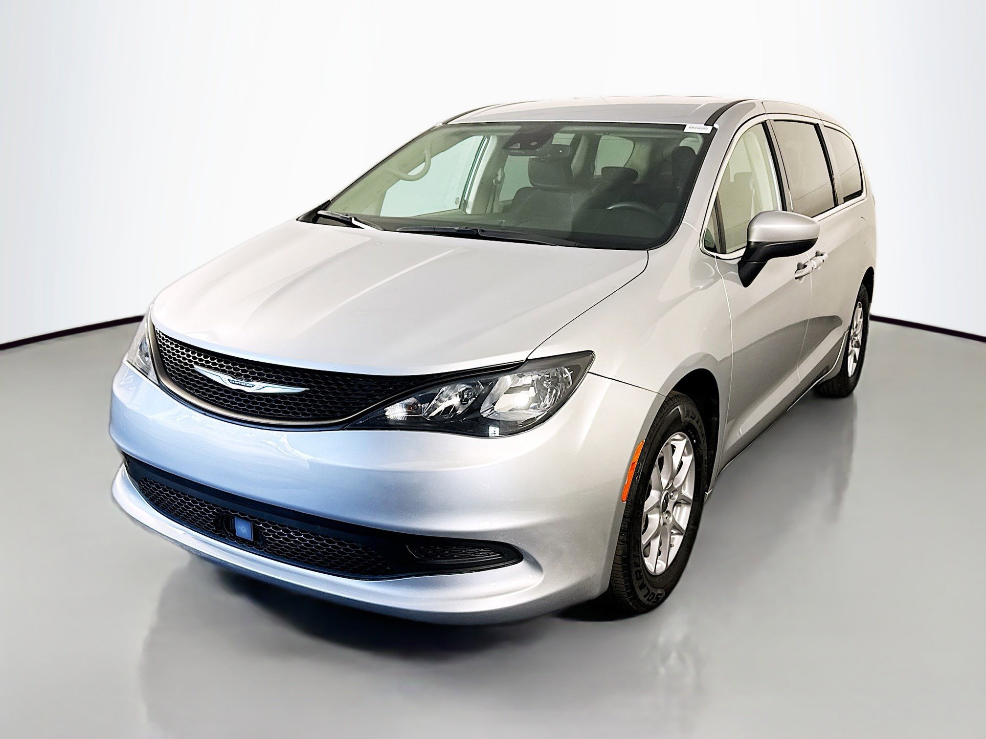 Used 2023 Chrysler Voyager LX FWD image 4