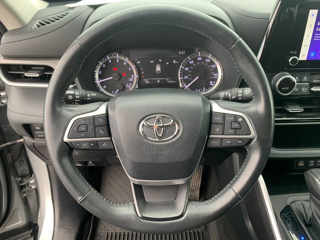 Used 2023 Toyota Highlander LE AWD/4WD image 26