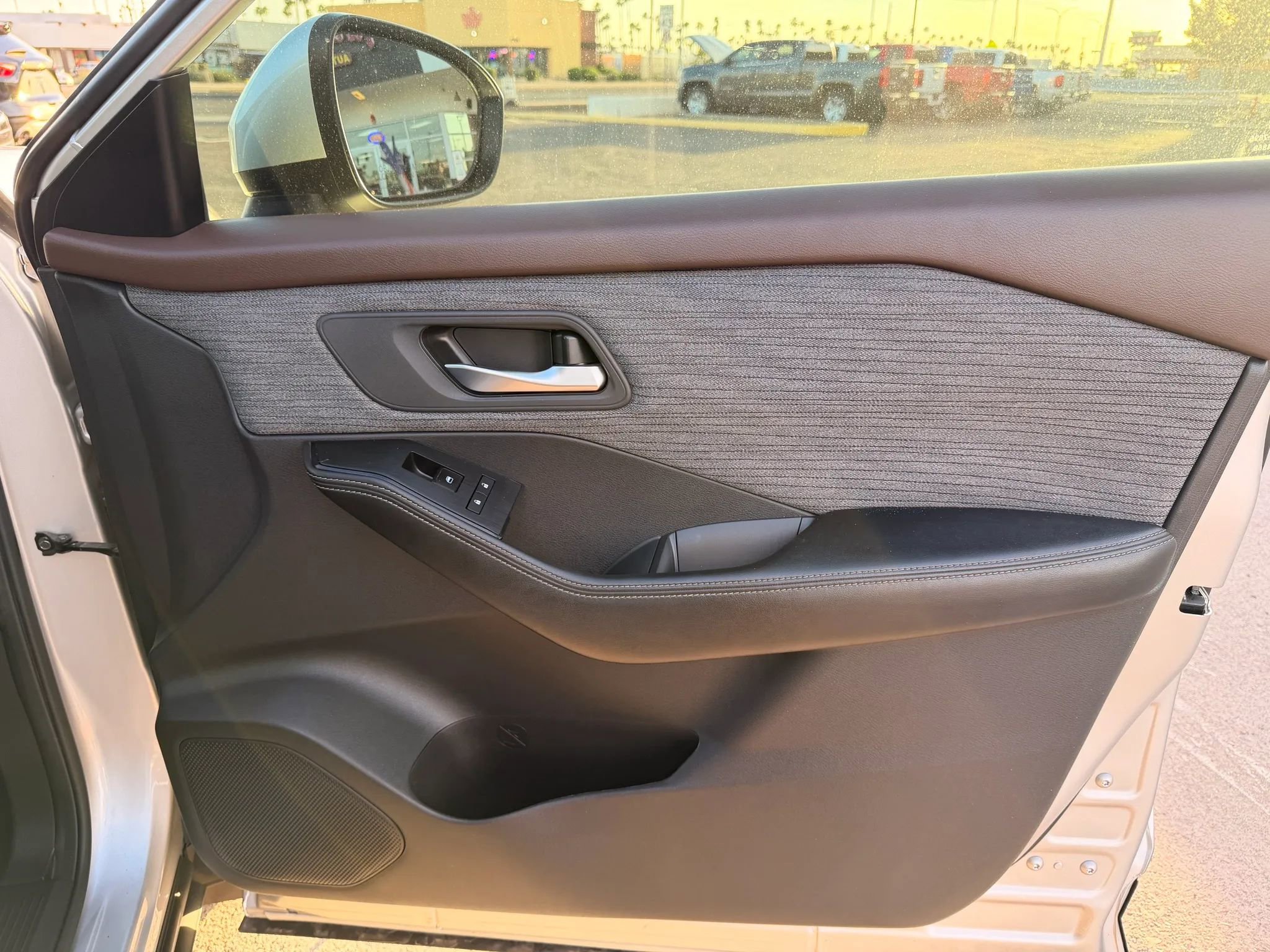 Used 2023 Nissan Rogue SV image 9