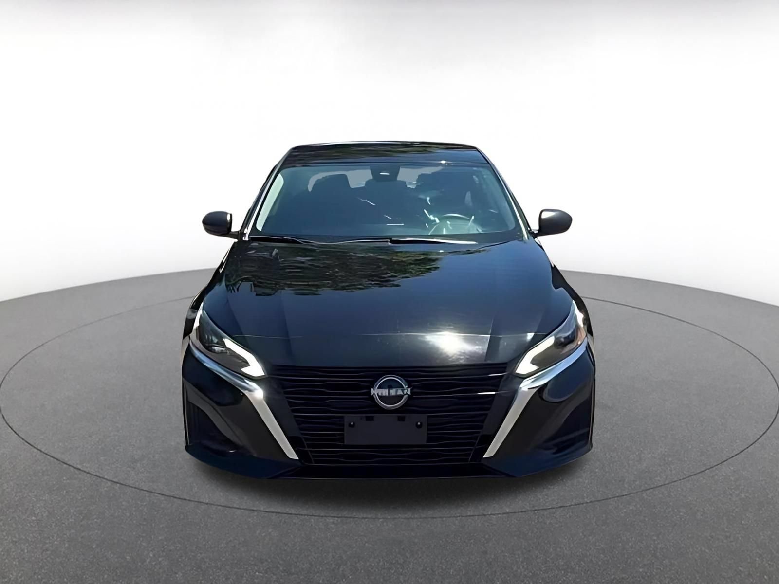 Used 2025 Nissan Altima 2.5 SV FWD image 2