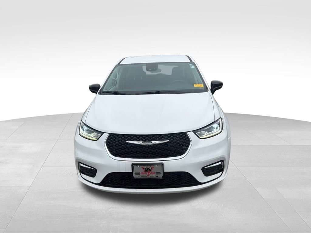 Used 2024 Chrysler Pacifica Touring-L image 2