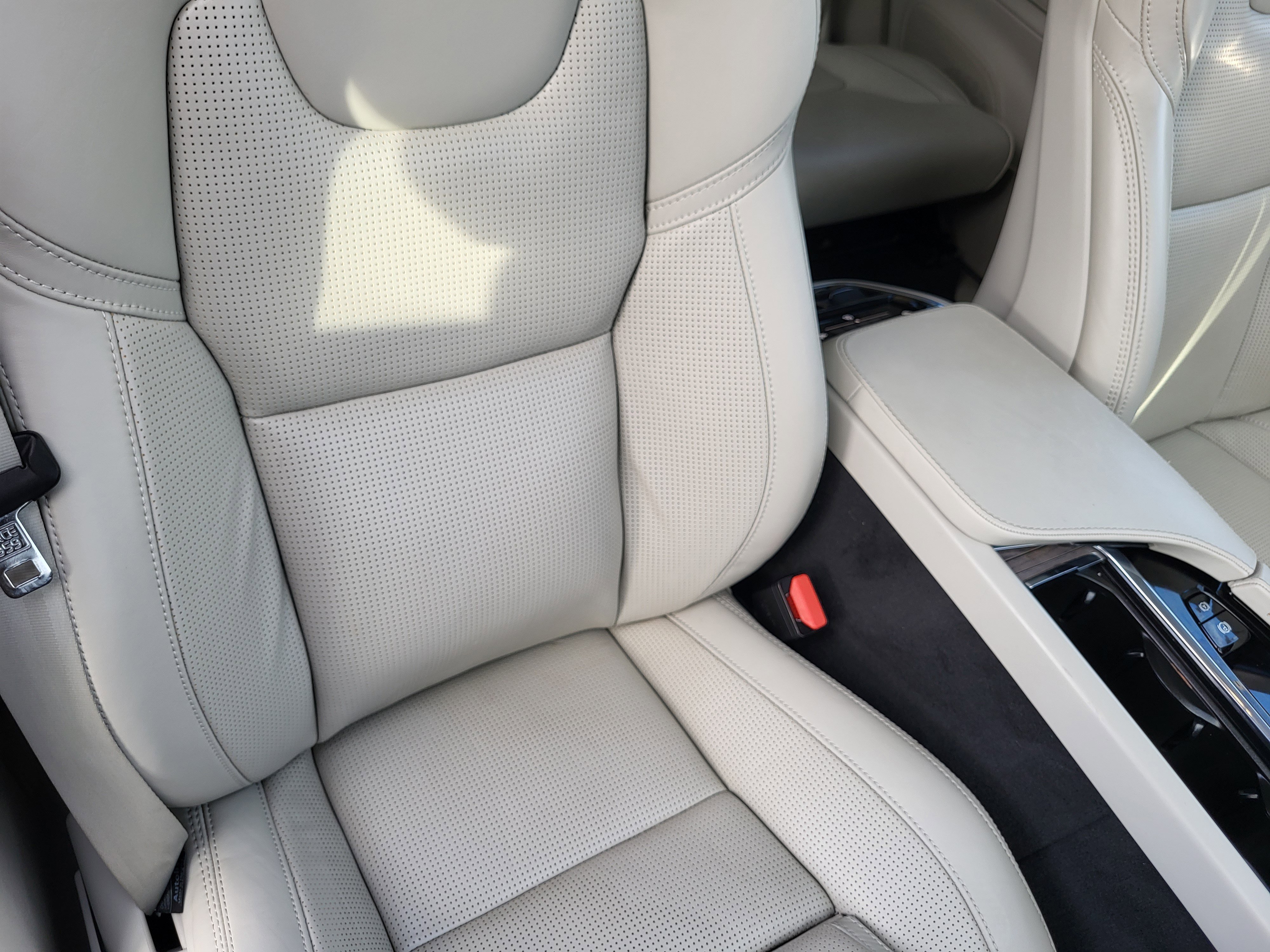 Certified 2023 Volvo XC90 B6 Ultimate w/ Protection Package Premier image 16