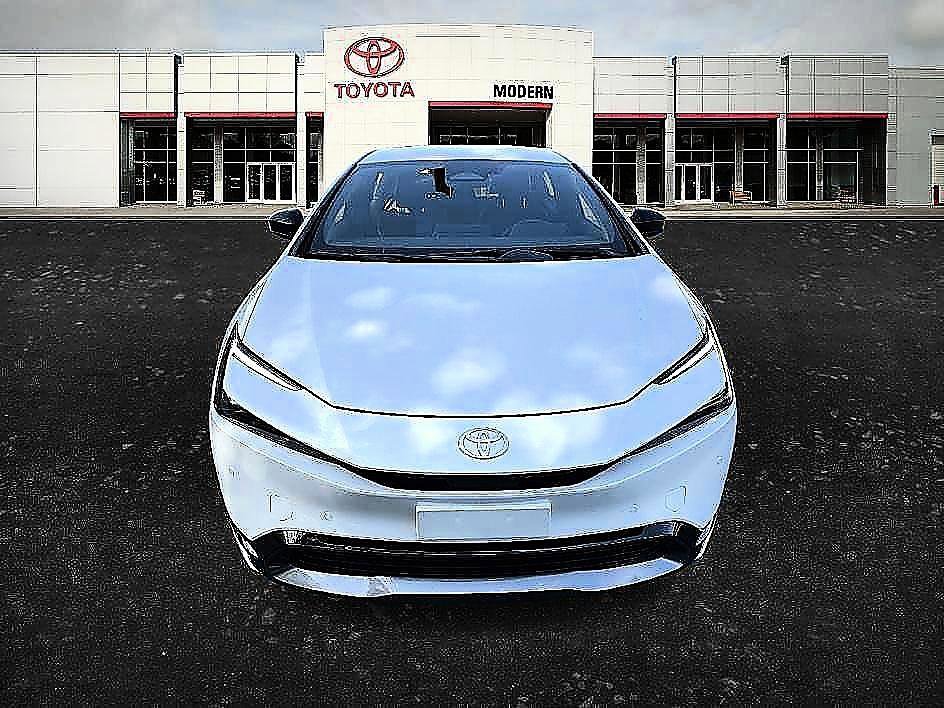 Used 2025 Toyota Prius XLE FWD image 2