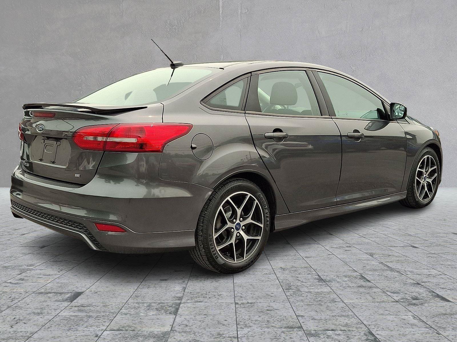 Used 2016 Ford Focus SE w/ SE Sport Package FWD image 6