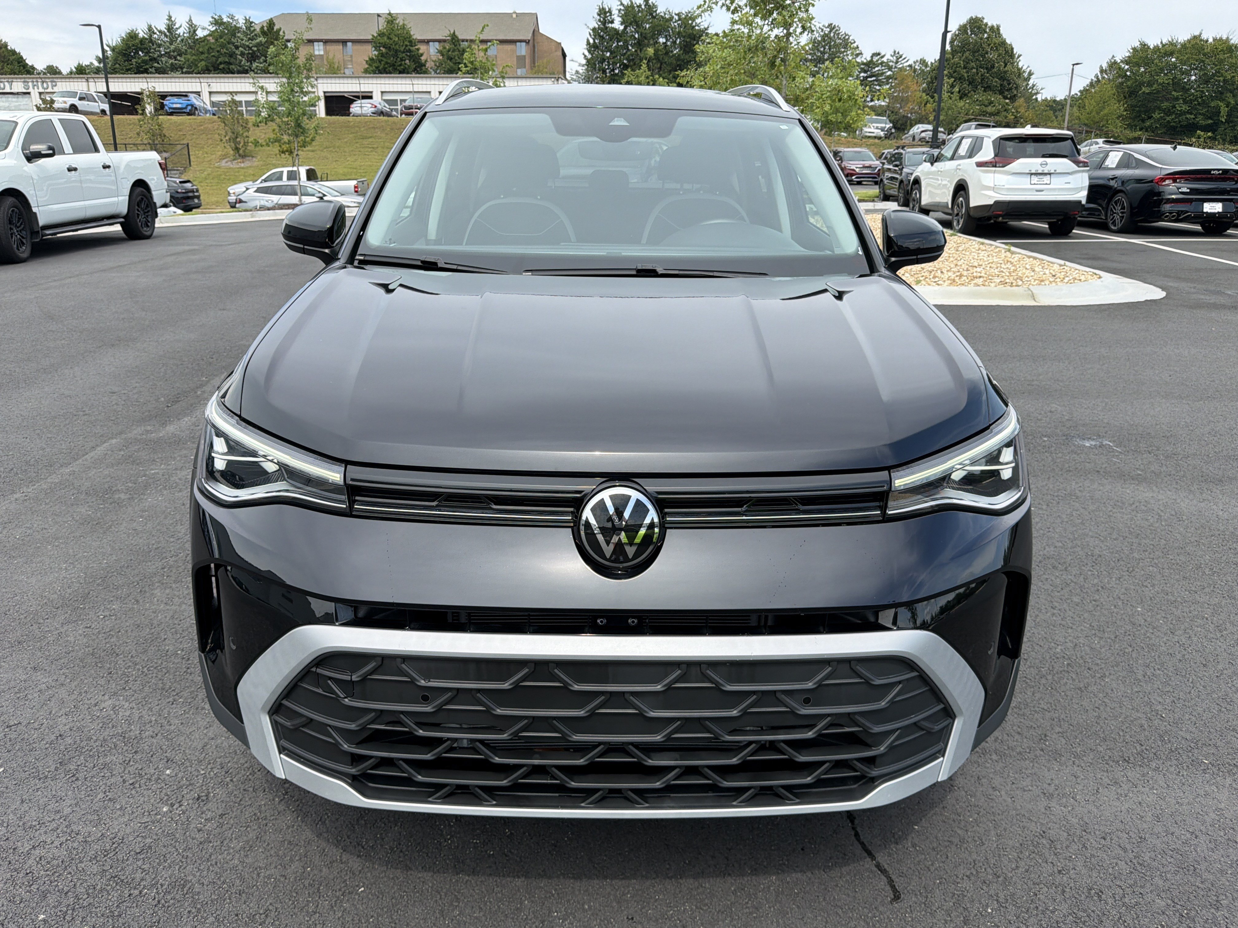 Used 2025 Volkswagen Taos SE AWD/4WD image 2