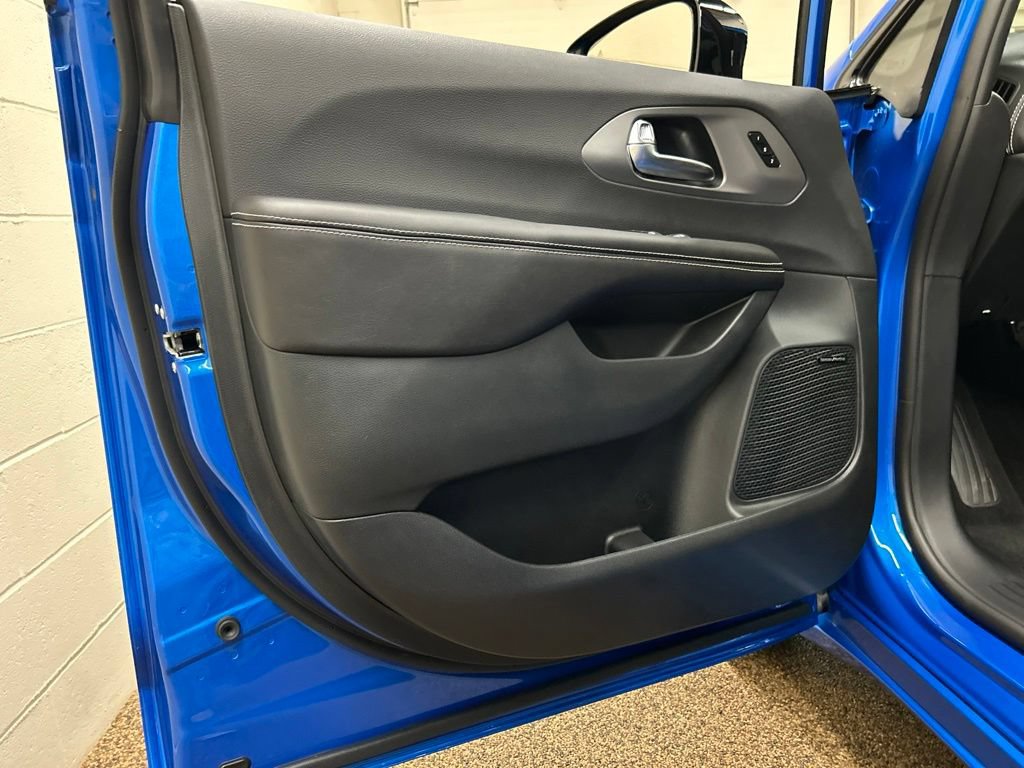 New 2027 Chrysler Pacifica Limited w/ S Appearance Package FWD image 15