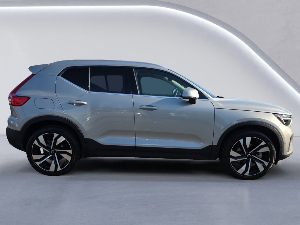 Certified 2025 Volvo XC40 B5 Plus w/ Protection Package Premier image 3