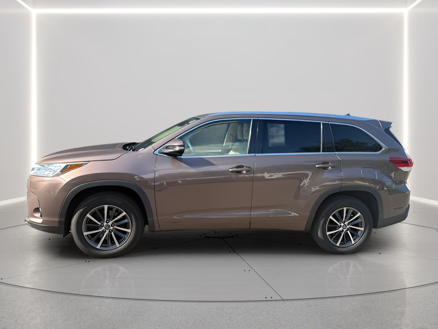 Used 2017 Toyota Highlander XLE FWD image 2