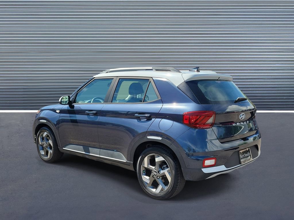 Used 2020 Hyundai Venue FWD image 4
