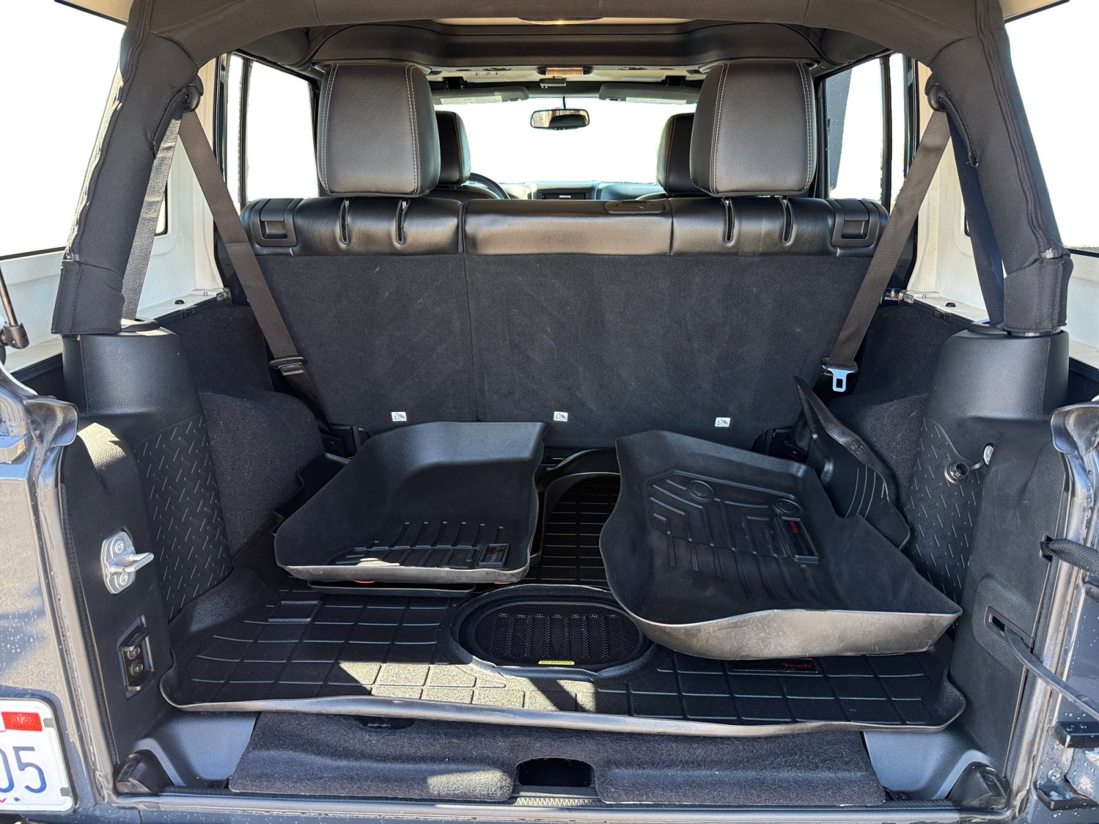 Used 2017 Jeep Wrangler Unlimited Sahara w/ Connectivity Group image 17